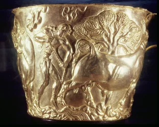 スパルタのバフィオの王家の墓、ミノア1世後期、紀元前1500年頃（金）（155940も参照）で見つかった飼いならされた雄牛を描いたカップ